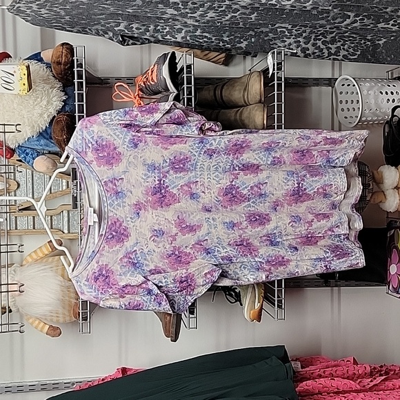 LuLaRoe Tops - Lularoe Tulip Sleeve Top Size Medium